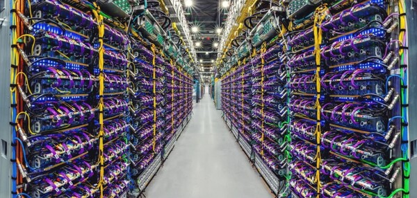 图片：谷歌| Cloud TPU v5p：谷歌数据中心的超级计算机和人工智能加速器。