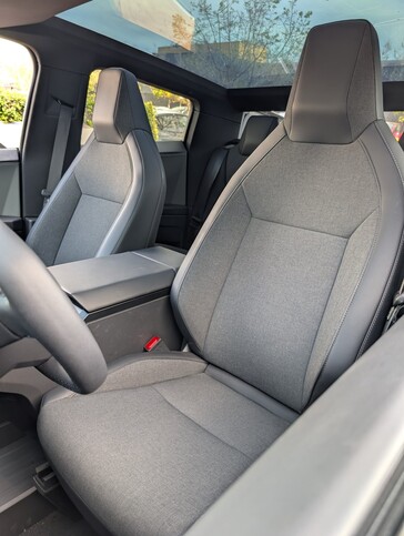 2026 Cybertruck 全轮驱动内饰。