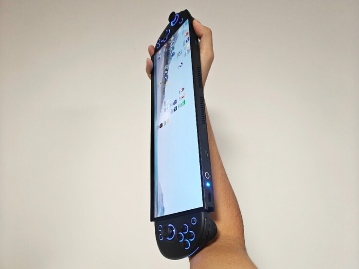 超宽 DIY 手持设备比用户的前臂还长。(图片来源：PureDIY via BiliBili）
