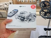 据称是DJI Neo 3的零售包装，与Neo 2无人机并列展示。