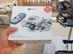 据称是DJI Neo 3的零售包装,与Neo 2无人机并列展示。