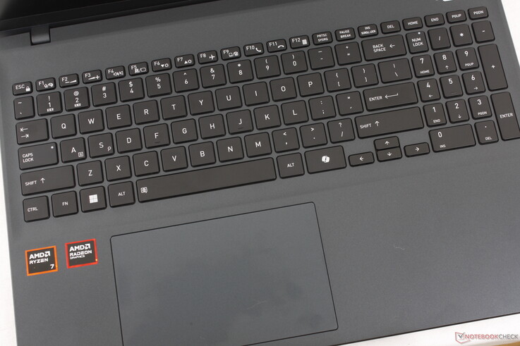 虽然点击板尺寸适中（约 13.4 x 8.3 厘米），但其反馈感觉松软，令人不甚满意