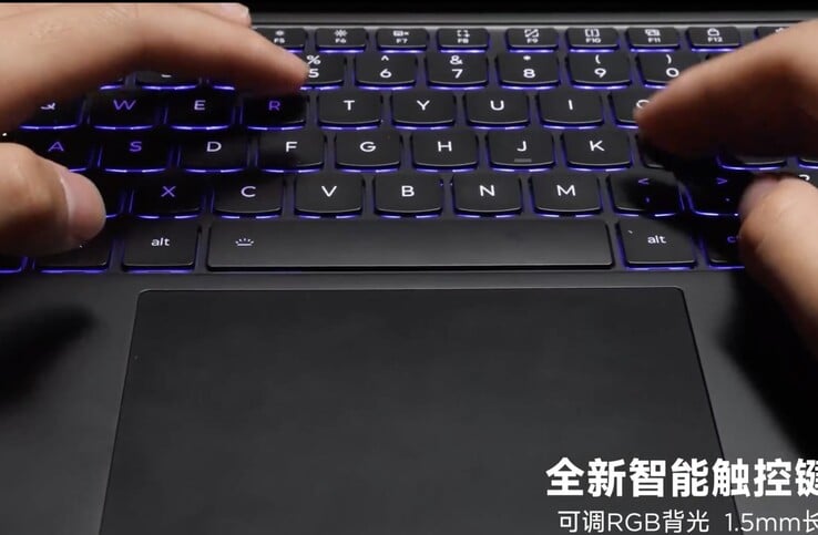 键盘外壳的键程为 1.5 毫米，可调节 RGB 背光。 