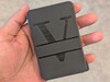 使用二极管激光在 3D 打印的 PLA-CF 钱包上制作股票角色模板。