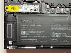 M.2-2280 固态硬盘、电池和扬声器模块