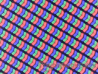 RGB 像素非常清晰，因为它是为数不多的标配亮面覆盖层的 18 英寸游戏笔记本电脑之一