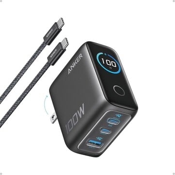 Anker 充电器（100W、3 个端口、智能显示屏）配有两个 USB-C 端口、一个 USB-A 端口、可折叠插头和一条捆绑的 USB-C 连接线。(图片来源：Anker）
