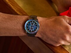 西铁城的 Attesa H800 全蓝宝石表圈腕表（如图）将于 2025 年 10 月发布。(图片来源：西铁城）