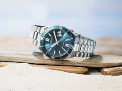 图为：Citizen Tsuyosa NJ0231-56L 在白色背景下的侧面。