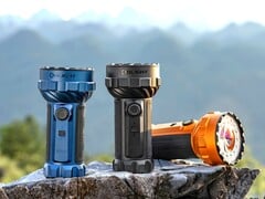 Olight Marauder 3 25,000流明手电筒有午夜蓝、黑色和橙色三种颜色可选。