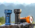 Olight Marauder 3 25,000流明手电筒有午夜蓝、黑色和橙色三种颜色可选。