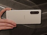按照现代标准，索尼Xperia 5 IV很紧凑；它配备了6.1英寸的显示屏尺寸。(图片来源：索尼/Unsplash - 编辑)