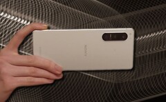 按照现代标准，索尼Xperia 5 IV很紧凑；它配备了6.1英寸的显示屏尺寸。(图片来源：索尼/Unsplash - 编辑)