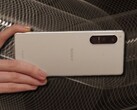 按照现代标准，索尼Xperia 5 IV很紧凑；它配备了6.1英寸的显示屏尺寸。(图片来源：索尼/Unsplash - 编辑)