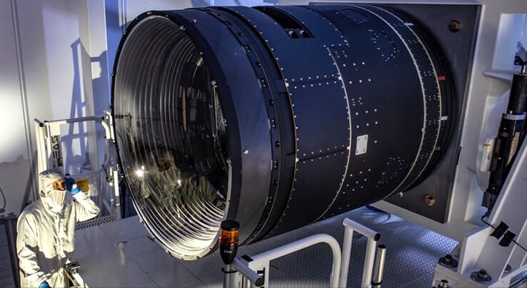 LSST 相机使用大至 5.1 英尺（1.57 米）、小至 27 英寸（0.69 米）的镜头来拍摄夜空图像。目前还不清楚自拍时的最近对焦距离是多少。(图片来源：J. Ramseyer Orrell/SLAC 国家加速器实验室）