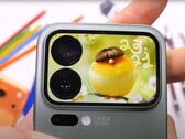 小米 17 Pro 及其背面的副屏面临耐久性测试（图片来源：JerryRigEverything）