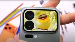 小米 17 Pro 及其背面的副屏面临耐久性测试（图片来源：JerryRigEverything）
