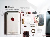 XreArt公司拆解产品，如Apple 第一代iPhone，并将部件装入一个框架。(图片: Notebookcheck)