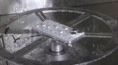 iPhone 15 Pro 具有 IP68 防水防尘功能。(图片来源:MKBHD on YouTube)