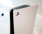 PlayStation 5 Slim 可能不会比当前型号小多少，如图所示。(图片来源：Charles Sims）