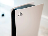 PlayStation 5 Slim 可能不会比当前型号小多少，如图所示。(图片来源：Charles Sims）