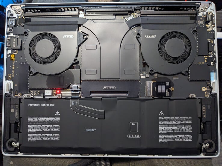 Surface Laptop Ultra 采用模块化底盖设计，但卡扣式铝制盖板阻碍了对大多数组件的访问。