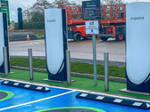 首个 V4 超级充电站停滞不前，没有特斯拉品牌（图片：EVPoint）