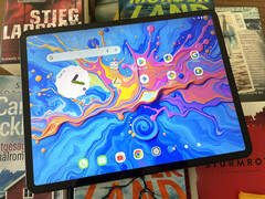 Teclast Art Pad Pro 还配备了一支具有 4096 级压力的触控笔和一个 30 瓦的电源适配器。(图片来源：Notebookcheck）