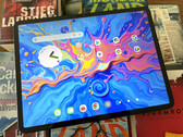 Teclast Art Pad Pro 还配备了一支具有 4096 级压力的触控笔和一个 30 瓦的电源适配器。(图片来源：Notebookcheck）