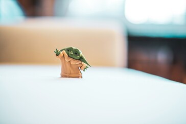 曼陀罗人》中的格鲁古（俗称 "尤达宝宝"）微缩模型（图片来源：Victor Serban via Unsplash）