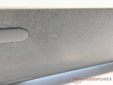 Keychron K2 HE 混凝土原型底部有瑕疵。 图片来源:Notebookcheck/Stephen Pereyra