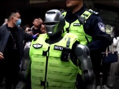 Engine AI 公司生产的 PM01 是第一款用于警务的仿人机器人。(图片来源：CGTN）