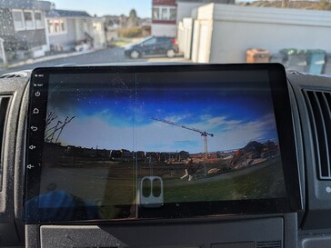 尽管摄像头的构造存在缺陷，但即使在夜间，倒车影像仍然完全可用