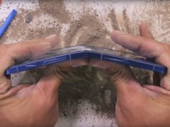 三星Galaxy Z Flip 7（如图）在经过剧烈弯曲测试后仍能正常工作，而且还是两次。（图片来源：JerryRigEverything on YouTube）