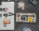Ayaneo Pocket Ace 拆解图，部件摆放整齐。(图片来源：What Obi Plays on YouTube）