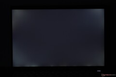 惠普 EliteBook X G1i 14 测试机的背光出血现象非常明显（图片来源：Notebookcheck）