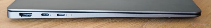 左：HDMI 2.1、2 个 USB-C 4.0 和 Thunderbolt 4（40 GBit/s、DisplayPort ALT 模式、Power Delivery）