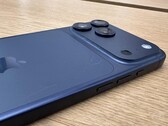 深蓝色 iPhone 17 Pro Max 显示屏，背面有划痕。(图片来源：Consomac）