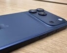 深蓝色 iPhone 17 Pro Max 显示屏，背面有划痕。(图片来源：Consomac）