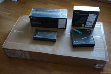 包装内容:显示器(大包装)及配件(显示器支架、笔记本电脑支架、RGB LED灯、线缆管理套件)