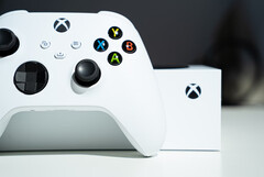 就连不起眼的 Xbox 手柄也要进行中期更新了。(图片来源：Mika Baumeister）
