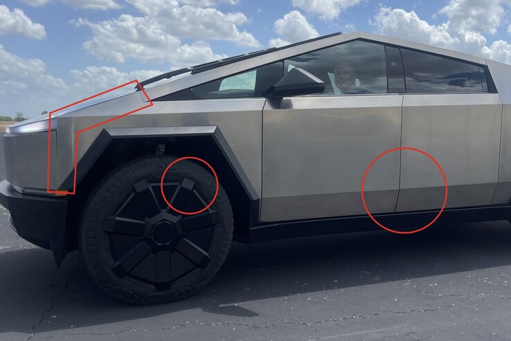 仔细观察最终量产的候选车型，会发现一些接缝处的面板缝隙不均匀，车轮盖也不对齐，不过最后一个问题似乎很容易解决，除非车轮盖自己与轮胎不对齐。(图片来源：Elon Musk on X - 已编辑）