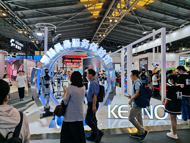 在 WAIC 2025 展台上展出的 XMANF1（来源：Keenon）