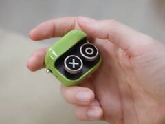 Boox Tappy 有咔哒咔哒的按钮和可充电电池。
