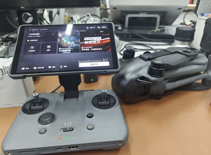 RC Pro 2 内置 HDMI 输出和麦克风，支持大疆创新的外置麦克风。(图片来源：通过 Sebastián Fernández)
