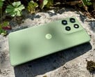 摩托罗拉 Moto G56 有四种颜色可供选择。我们的评测机为 Pantone Dill 绿色。(图片来源：Notebookcheck）