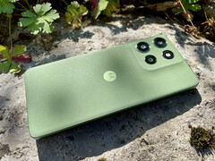 摩托罗拉 Moto G56 有四种颜色可供选择。我们的评测机为 Pantone Dill 绿色。(图片来源：Notebookcheck）