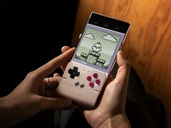 GameSir Pocket 1 Vertical 为智能手机增添了 Game Boy 风格的控制功能。(图片来源：GameSir）