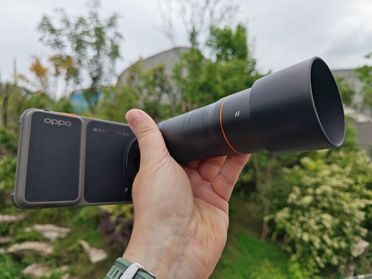 配备长焦变焦镜头的 Oppo Find X9 Ultra