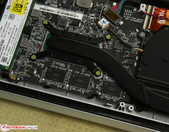 RAM被焊接在电路板上（在SoC下面）。